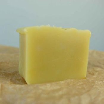 haarseife für trockenes haar auf braunem papier