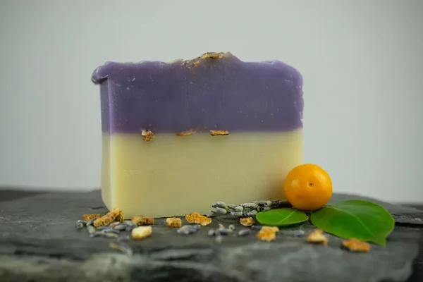 Handgefertigte Lavendel-Orangen-Seife aus der Sima‘s Seifenmanufaktur